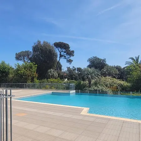 2 With Pool And Balcony In