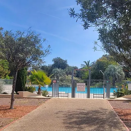 2 With Pool And Balcony In Apartment Frejus